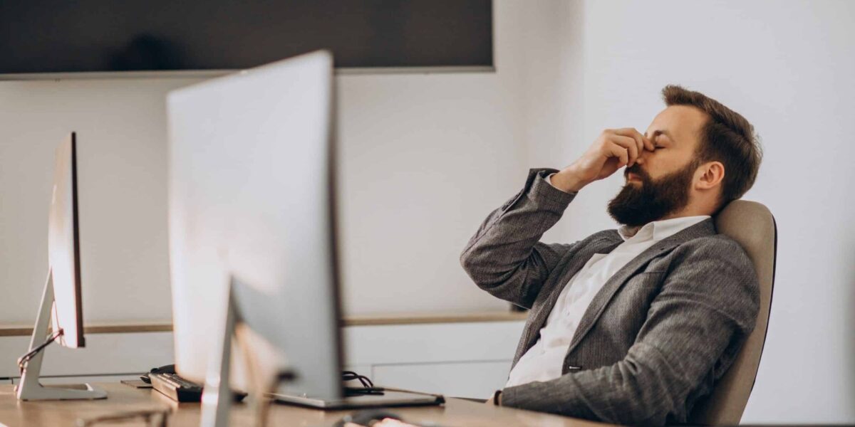 No ambiente tributário brasileiro, o Certificado Digital e-PJ (ou e-CNPJ) é a chave de acesso para que empresas realizem transações eletrônicas seguras junto à Receita Federal do Brasil (RFB). No entanto, há um ponto que muitas vezes causa dúvidas: empresas com situação cadastral "Nulo" no CNPJ não conseguem, sob nenhuma circunstância, utilizar o certificado para acessar o e-CAC ou outros serviços da Receita Federal. A seguir, vamos entender o motivo técnico e jurídico dessa limitação. 1. Como a Receita Federal enxerga a Situação Cadastral O CNPJ (Cadastro Nacional da Pessoa Jurídica) possui diferentes status cadastrais, conforme a Instrução Normativa RFB nº 2.119/2022: Ativo – Empresa regular, apta a operar. Baixado – Empresa que já existiu, mas foi formalmente encerrada (voluntária ou de ofício). Inapto – Empresa que deixou de cumprir obrigações acessórias (ex.: não entrega de declarações). Suspenso – Empresa com irregularidades cadastrais ou fiscais temporárias. Nulo – Cadastro inexistente ou anulado por duplicidade, erro ou fraude detectada antes de entrar em operação. 2. Diferença crítica entre "Baixado" e "Nulo" Um CNPJ Baixado existiu de fato. Ele possui histórico fiscal, número válido na base de dados e pode ser localizado pela Receita Federal. Por isso, mesmo inativo, é possível emitir um certificado digital e utilizá-lo para consultar pendências e históricos no e-CAC. Já um CNPJ Nulo nunca teve existência jurídica efetiva. Ele não foi considerado válido pela Receita em nenhum momento e, portanto: Não há registro ativo ou histórico tributário no banco de dados do órgão. Não existe vínculo oficial para associar um certificado digital àquele número. Sistemas da RFB recusam a autenticação pois a "chave" (número do CNPJ) não é reconhecida como válida. 3. Aspecto técnico do bloqueio Quando o certificado digital e-PJ é emitido, ele carrega informações criptográficas vinculadas ao CNPJ. No momento de acesso ao e-CAC, o sistema da Receita realiza duas validações automáticas: Validação de autenticidade – O certificado é conferido na Autoridade Certificadora emissora para confirmar que é válido e não revogado. Validação cadastral – O CNPJ informado no certificado é consultado na base do Cadastro Nacional da Receita Federal. Se o CNPJ estiver com Situação Nulo, essa segunda validação retorna "inexistente" e o acesso é automaticamente negado. Não se trata de uma simples restrição de permissão, mas de ausência de vínculo cadastral para autenticação. 4. Fundamento legal A impossibilidade de uso está amparada por: Lei nº 12.682/2012 – que define a validade jurídica de documentos eletrônicos. ICP-Brasil – Padrões técnicos que exigem correspondência entre o titular do certificado e um cadastro válido em órgão competente. Instrução Normativa RFB nº 2.119/2022 – que define a situação "Nulo" como “inscrição cancelada por duplicidade, erro formal ou ato ilícito antes do início das atividades”. ADE COCAD (Ato Declaratório Executivo da Receita Federal) – onde constam as publicações periódicas de nulidade de inscrições. 5. E se a empresa precisar regularizar? Infelizmente, não há “reativação” para CNPJ Nulo. A única solução é iniciar um novo processo de inscrição junto à Junta Comercial ou Cartório competente, gerando um novo CNPJ. Somente após a nova inscrição validada pela Receita será possível emitir um certificado digital de pessoa jurídica para acesso aos sistemas. 6. Conclusão O impedimento de acesso com certificado digital para empresas com CNPJ Nulo não é uma limitação arbitrária: No aspecto técnico, não há base de dados válida para autenticar o certificado. No aspecto jurídico, a inscrição é considerada inexistente, não havendo personalidade jurídica para representar. IMPORTANTE Por outro lado, empresas com situação Baixado, Inapto ou Suspenso ainda possuem registro válido na base da Receita Federal, o que permite a emissão e uso de certificado digital e-PJ para consulta e regularização.