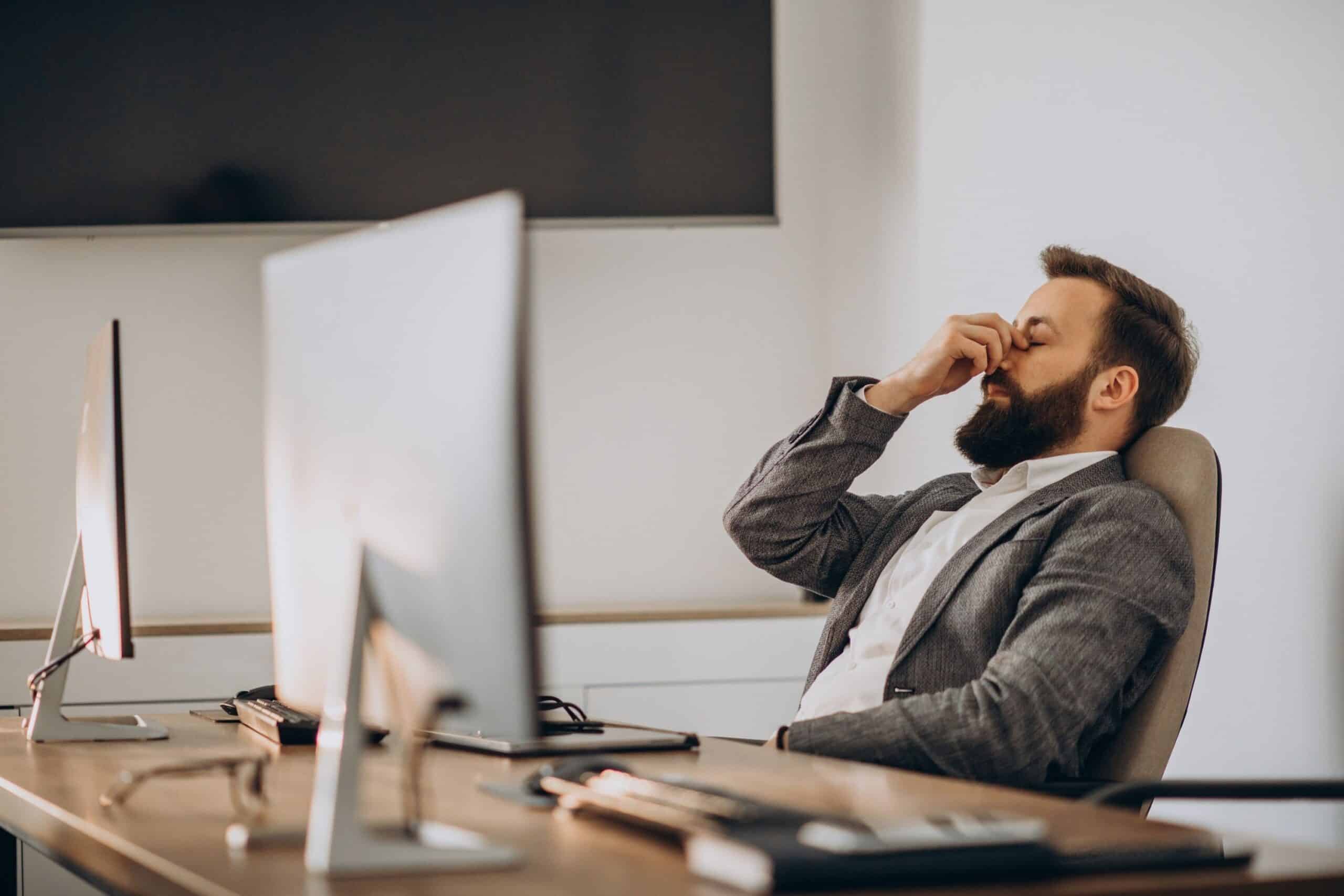 No ambiente tributário brasileiro, o Certificado Digital e-PJ (ou e-CNPJ) é a chave de acesso para que empresas realizem transações eletrônicas seguras junto à Receita Federal do Brasil (RFB). No entanto, há um ponto que muitas vezes causa dúvidas: empresas com situação cadastral "Nulo" no CNPJ não conseguem, sob nenhuma circunstância, utilizar o certificado para acessar o e-CAC ou outros serviços da Receita Federal. A seguir, vamos entender o motivo técnico e jurídico dessa limitação. 1. Como a Receita Federal enxerga a Situação Cadastral O CNPJ (Cadastro Nacional da Pessoa Jurídica) possui diferentes status cadastrais, conforme a Instrução Normativa RFB nº 2.119/2022: Ativo – Empresa regular, apta a operar. Baixado – Empresa que já existiu, mas foi formalmente encerrada (voluntária ou de ofício). Inapto – Empresa que deixou de cumprir obrigações acessórias (ex.: não entrega de declarações). Suspenso – Empresa com irregularidades cadastrais ou fiscais temporárias. Nulo – Cadastro inexistente ou anulado por duplicidade, erro ou fraude detectada antes de entrar em operação. 2. Diferença crítica entre "Baixado" e "Nulo" Um CNPJ Baixado existiu de fato. Ele possui histórico fiscal, número válido na base de dados e pode ser localizado pela Receita Federal. Por isso, mesmo inativo, é possível emitir um certificado digital e utilizá-lo para consultar pendências e históricos no e-CAC. Já um CNPJ Nulo nunca teve existência jurídica efetiva. Ele não foi considerado válido pela Receita em nenhum momento e, portanto: Não há registro ativo ou histórico tributário no banco de dados do órgão. Não existe vínculo oficial para associar um certificado digital àquele número. Sistemas da RFB recusam a autenticação pois a "chave" (número do CNPJ) não é reconhecida como válida. 3. Aspecto técnico do bloqueio Quando o certificado digital e-PJ é emitido, ele carrega informações criptográficas vinculadas ao CNPJ. No momento de acesso ao e-CAC, o sistema da Receita realiza duas validações automáticas: Validação de autenticidade – O certificado é conferido na Autoridade Certificadora emissora para confirmar que é válido e não revogado. Validação cadastral – O CNPJ informado no certificado é consultado na base do Cadastro Nacional da Receita Federal. Se o CNPJ estiver com Situação Nulo, essa segunda validação retorna "inexistente" e o acesso é automaticamente negado. Não se trata de uma simples restrição de permissão, mas de ausência de vínculo cadastral para autenticação. 4. Fundamento legal A impossibilidade de uso está amparada por: Lei nº 12.682/2012 – que define a validade jurídica de documentos eletrônicos. ICP-Brasil – Padrões técnicos que exigem correspondência entre o titular do certificado e um cadastro válido em órgão competente. Instrução Normativa RFB nº 2.119/2022 – que define a situação "Nulo" como “inscrição cancelada por duplicidade, erro formal ou ato ilícito antes do início das atividades”. ADE COCAD (Ato Declaratório Executivo da Receita Federal) – onde constam as publicações periódicas de nulidade de inscrições. 5. E se a empresa precisar regularizar? Infelizmente, não há “reativação” para CNPJ Nulo. A única solução é iniciar um novo processo de inscrição junto à Junta Comercial ou Cartório competente, gerando um novo CNPJ. Somente após a nova inscrição validada pela Receita será possível emitir um certificado digital de pessoa jurídica para acesso aos sistemas. 6. Conclusão O impedimento de acesso com certificado digital para empresas com CNPJ Nulo não é uma limitação arbitrária: No aspecto técnico, não há base de dados válida para autenticar o certificado. No aspecto jurídico, a inscrição é considerada inexistente, não havendo personalidade jurídica para representar. IMPORTANTE Por outro lado, empresas com situação Baixado, Inapto ou Suspenso ainda possuem registro válido na base da Receita Federal, o que permite a emissão e uso de certificado digital e-PJ para consulta e regularização.